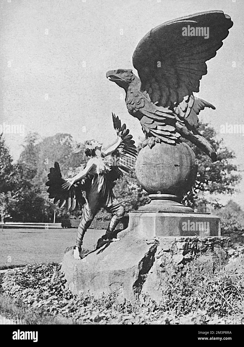 scheherazade-statue-black-and-white-stock-photos-images-alamy