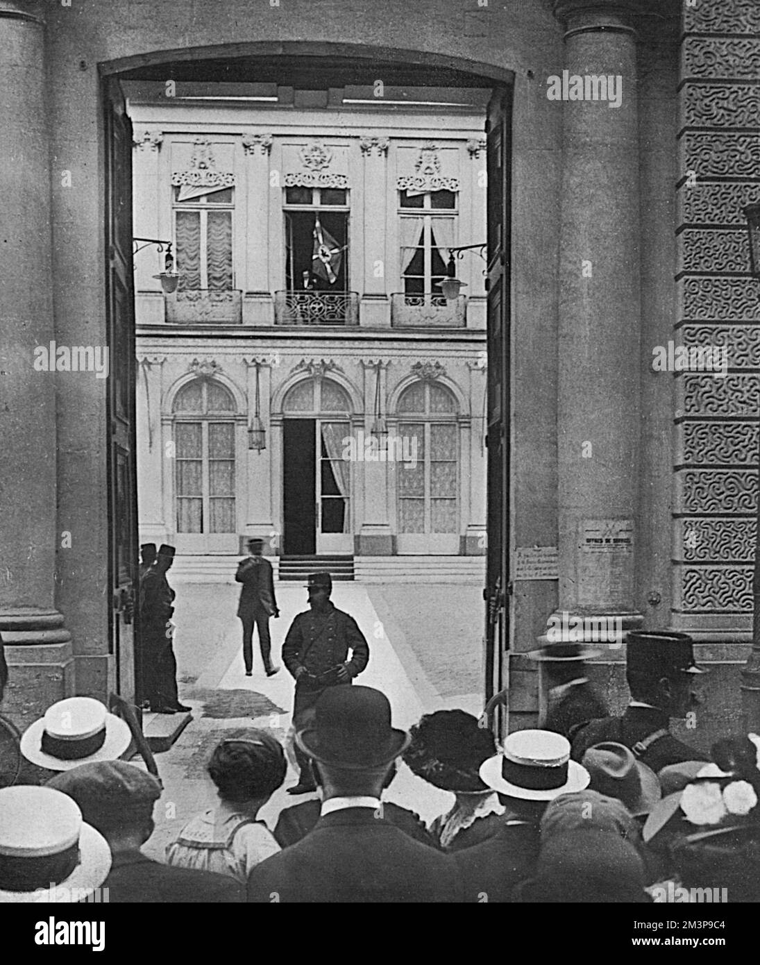 The first German Standard captured by the French is displayed in the window of the Ministry of War on the Rue St Dominique, Paris. The flag, of the German 132nd infantry regiment, was captured by the 10th battalion of 'Chasseurs &#x830;ied' at St Blaise in Alsace. The forecourt of the Ministry is guarded by soldiers to hold back the enthusiastic crowd that has gathered outside.     Date: August 1914 Stock Photo