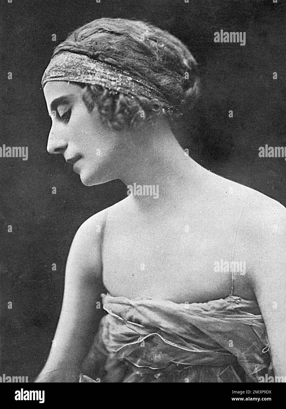 Anna Pavlova (1881 - 1931), Russian ballet dancer, pictured during an American tour in 1918.     Date: 1918 Stock Photo