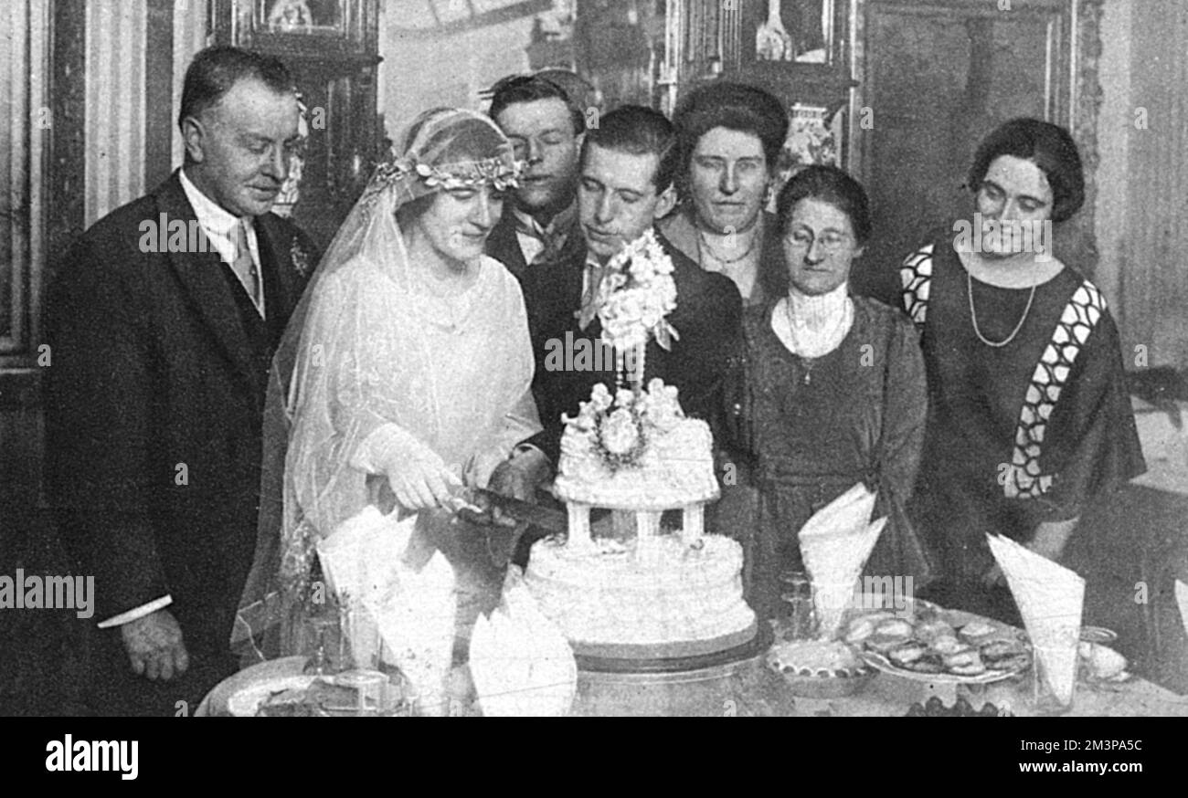 John Hope Fellows and his new wife, Ellen Milligan, pictured cutting the first slice of the wedding cake at their wedding in Wilmington, Kent     Date: 1924 Stock Photo