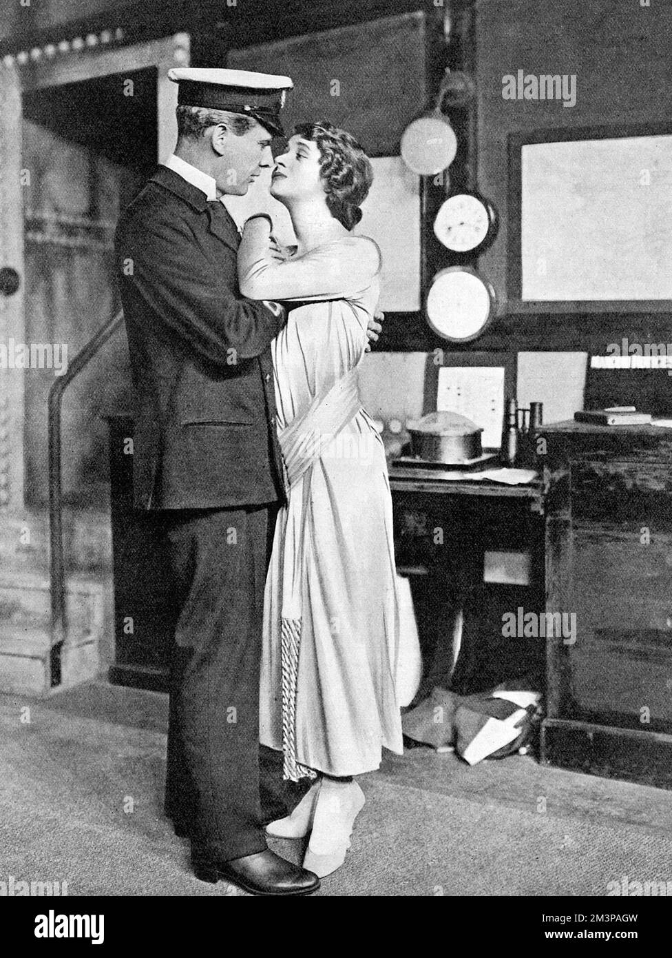 billie carleton black dress & Dennis Eadie in Freedom of the Seas, 1918 Stock Photo Größe:Size 18W 10-24-25-hh-promo 21st | Oh Rent