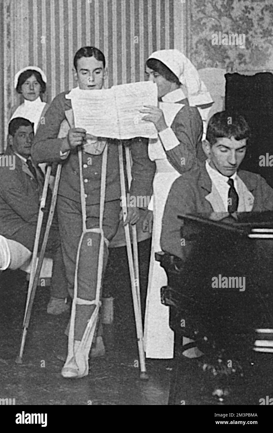 Nurse & wounded soldier sing a duet, WW1 Stock Photo