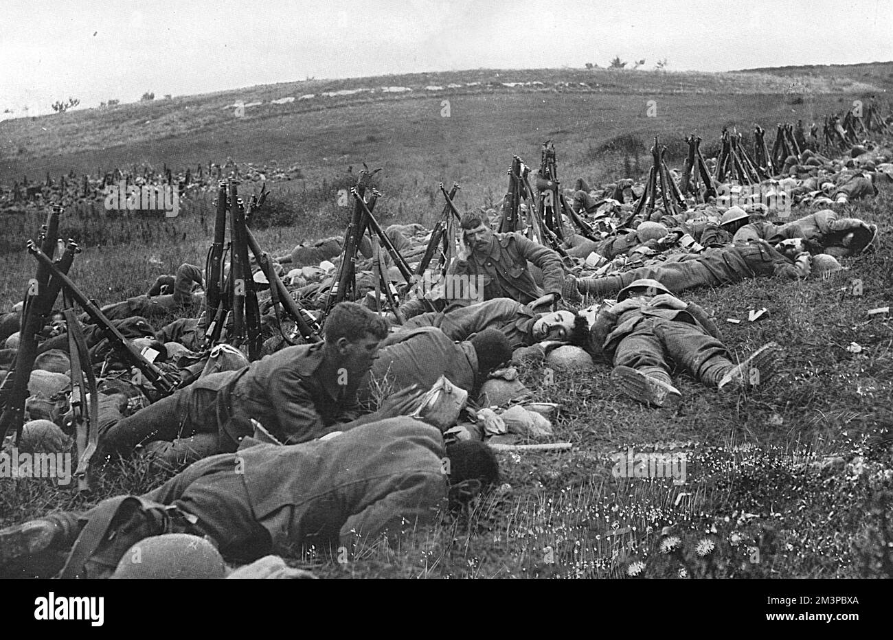 The British offensive in the Somme district of France - men of the Warwickshire Regiment bivouacked before an attack in July 1916.       Date: 1916 Stock Photo
