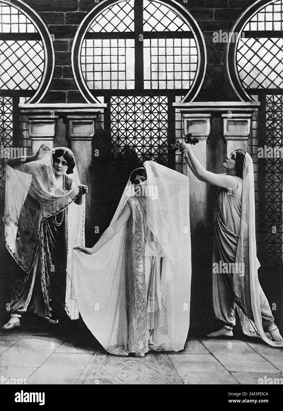 Miss Lily Brayton (aka Mrs Oscar Asche) as Marsinah in Kismet which was revived at the Globe Theatre in London in 1914.       Date: 1914 Stock Photo