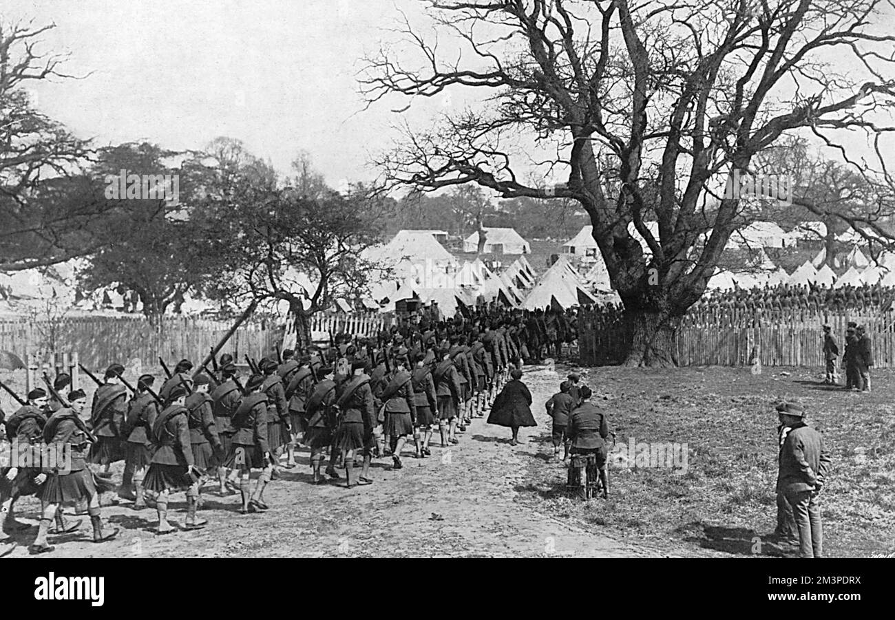 From billet to canvas - the London Scottish marching into camp in Richmond Park in May 1915.  Kitchener's new army was taking up their summer quarters in tents and  huts in various parts of the UK at this time of year.       Date: 1915 Stock Photo