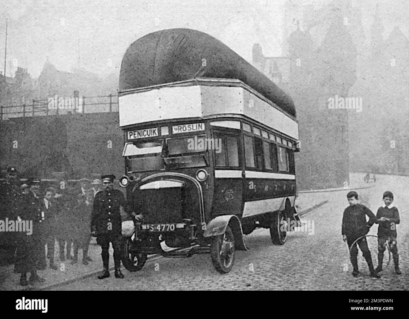 An example of a coal gas powered vehicle in Edinburgh - in this case a bus which holds a voluminous rubber bag for the gas on its roof.  Coal-gas powered vehicles were used during the First World War in place of petrol which had become increasingly scarce.     Date: 1917 Stock Photo