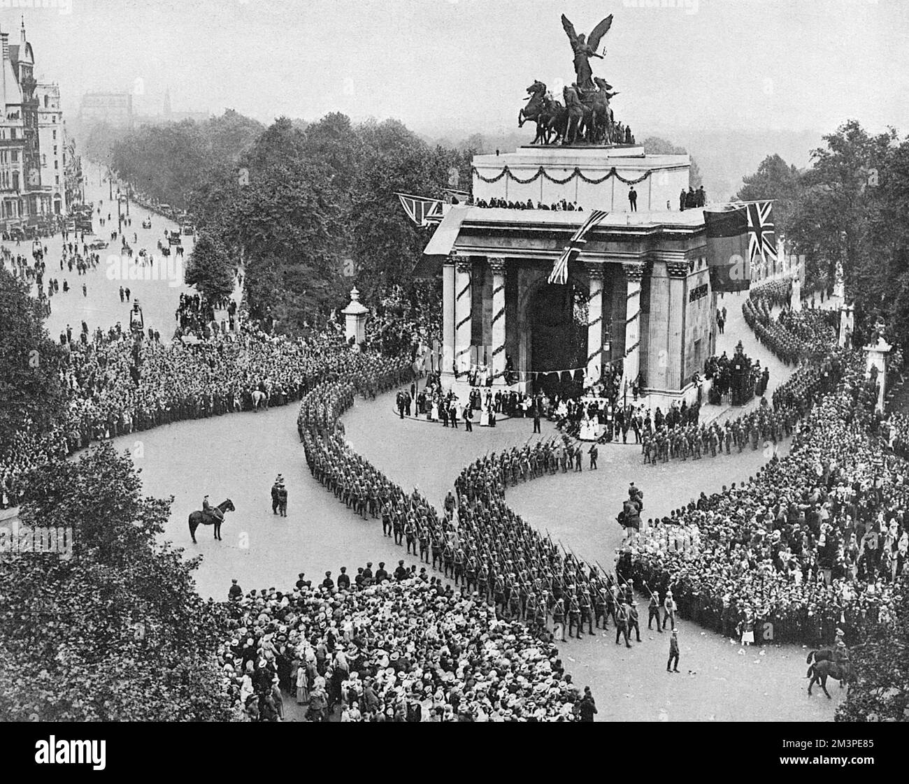 American troops arriving at Hyde Park Corner from Buckingham Palace - part of the Peace Day celebrations in London following the signing of the Treaty of Versailles.     Date: 1919 Stock Photo