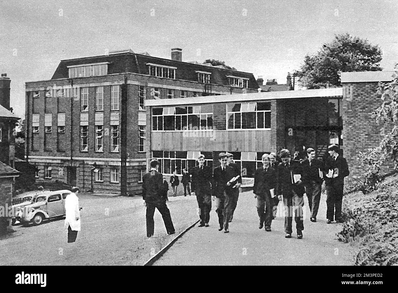 Boys leaving the new science block centre at the end of a lesson at Malvern College, an independent school in Worcestershire, England.     Date: 1958 Stock Photo