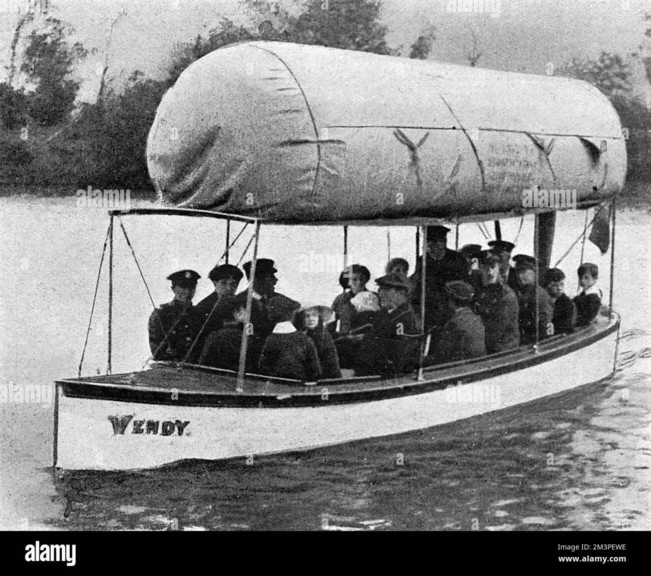 The scarcity of petrol during the First World War saw the introduction of cars and vans powered by gas, with the gas being transported in a huge bag on the roof.  In this instance, as the Illustrated Sporting and Dramatic News comments, 'the gas-bag is finding its way into more channels than one.'  This boat was photographed at an unidentified North of England pleasure resort.  1917 Stock Photo