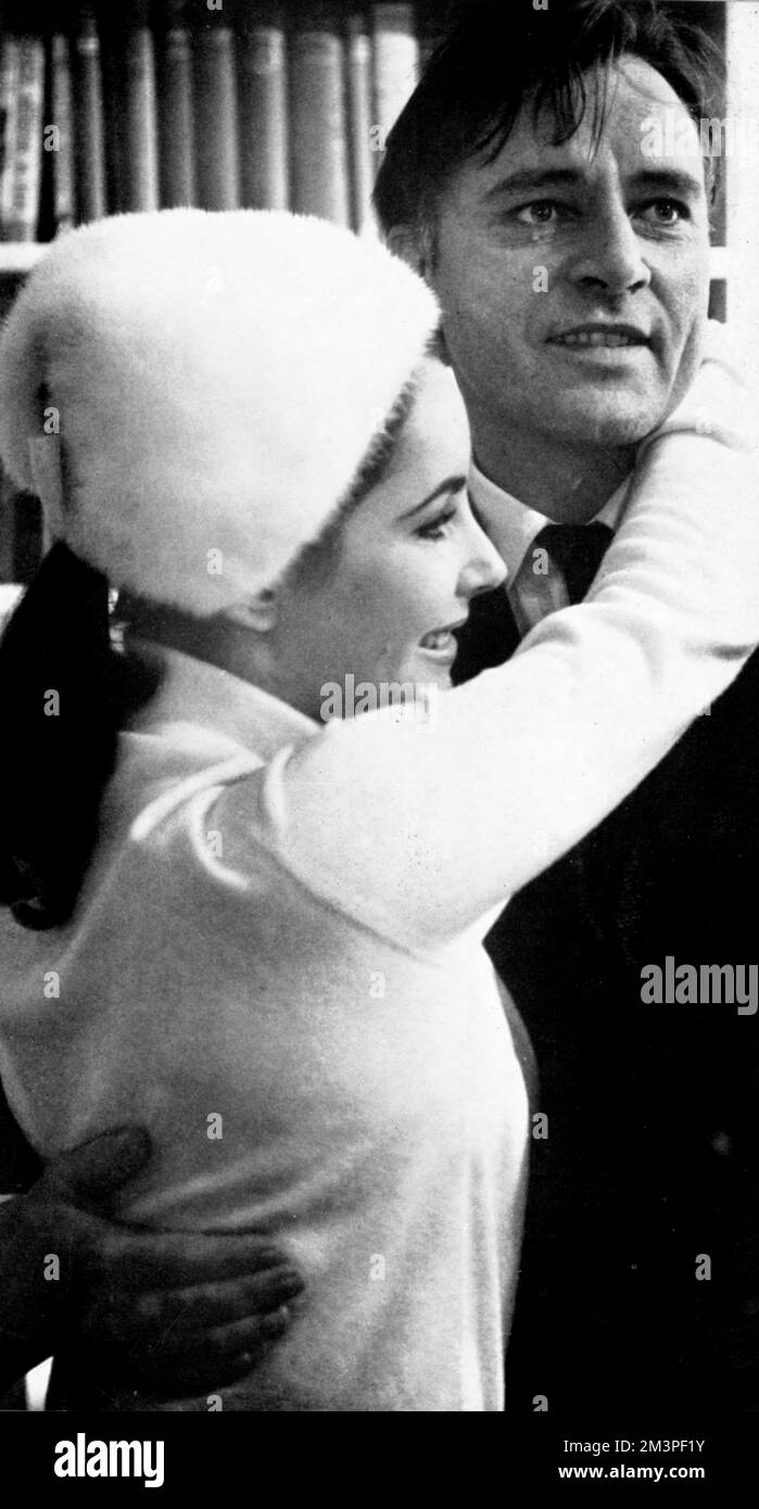 Elizabeth Taylor (1932-2011), British-American actress, embraces her husband Richard Burton (1925-1984), Welsh actor.     Date: 1966 Stock Photo