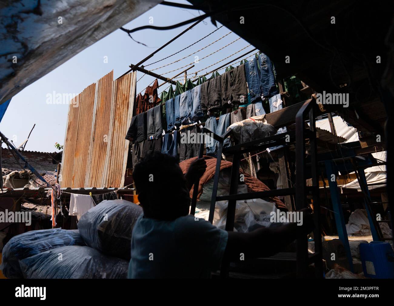 Laundry Worker in Dhobi Ghat, Maharashtra state, Mumbai, India Stock