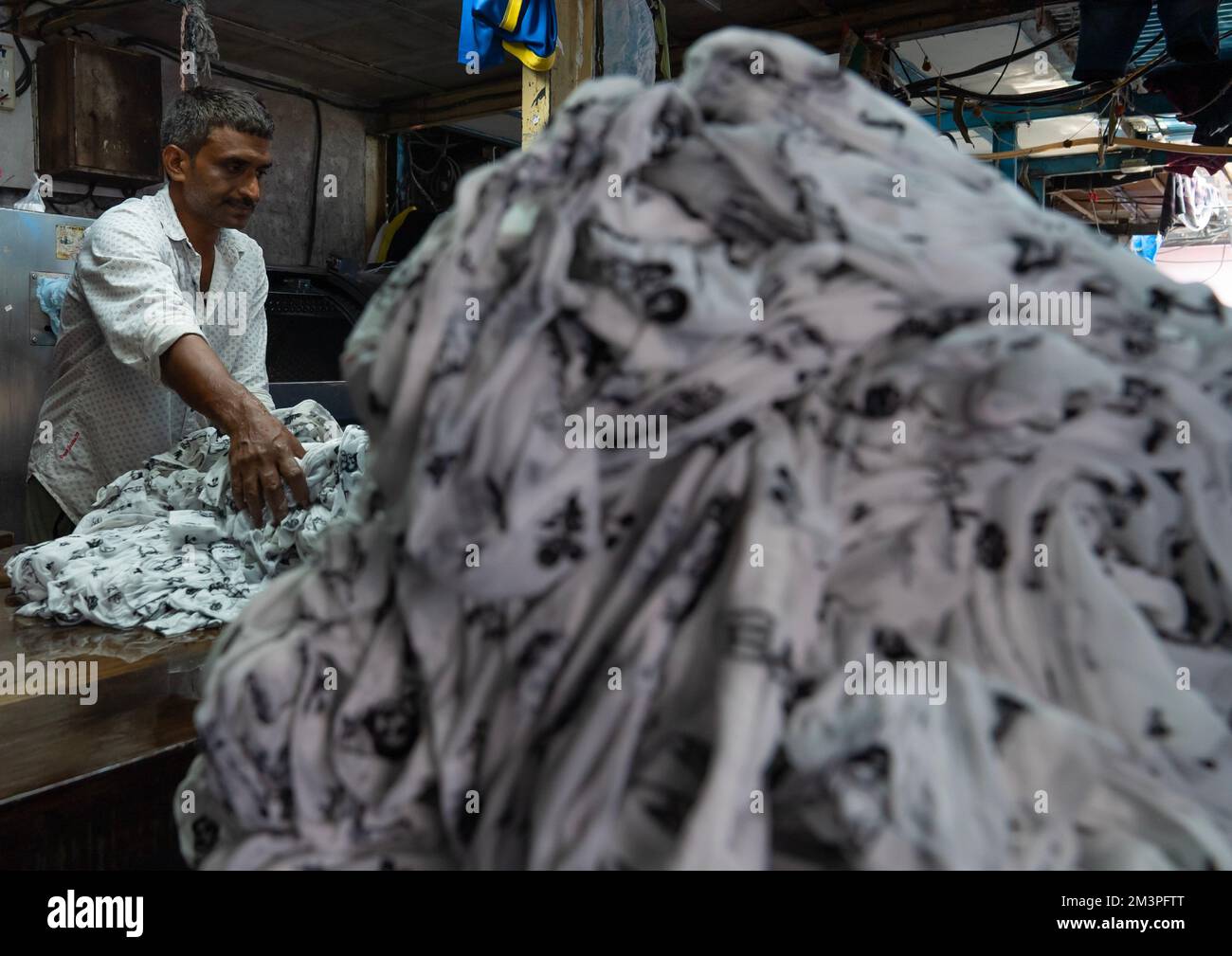 Laundry Worker in Dhobi Ghat, Maharashtra state, Mumbai, India Stock