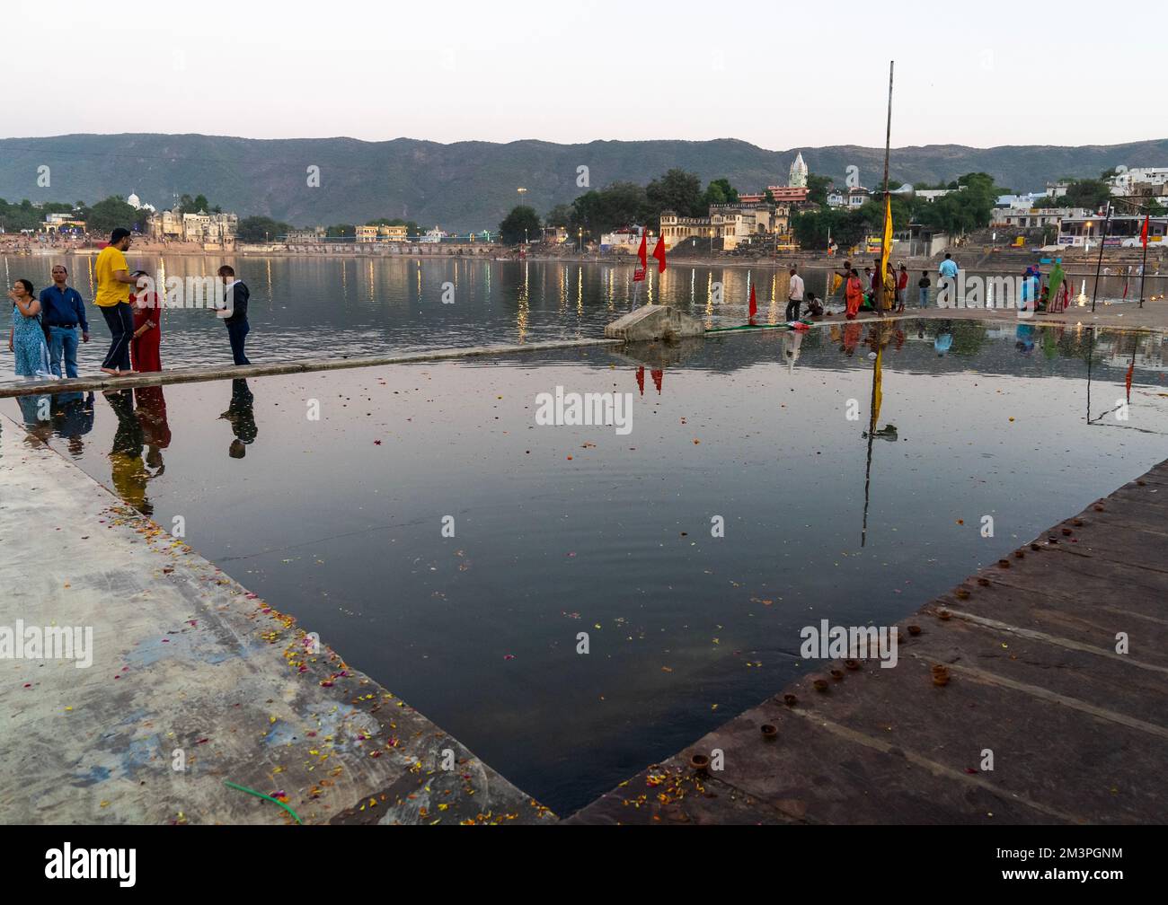 Indian pilgrims in Barhama lake and bathing ghats, Rajasthan, Pushkar, India Stock Photo