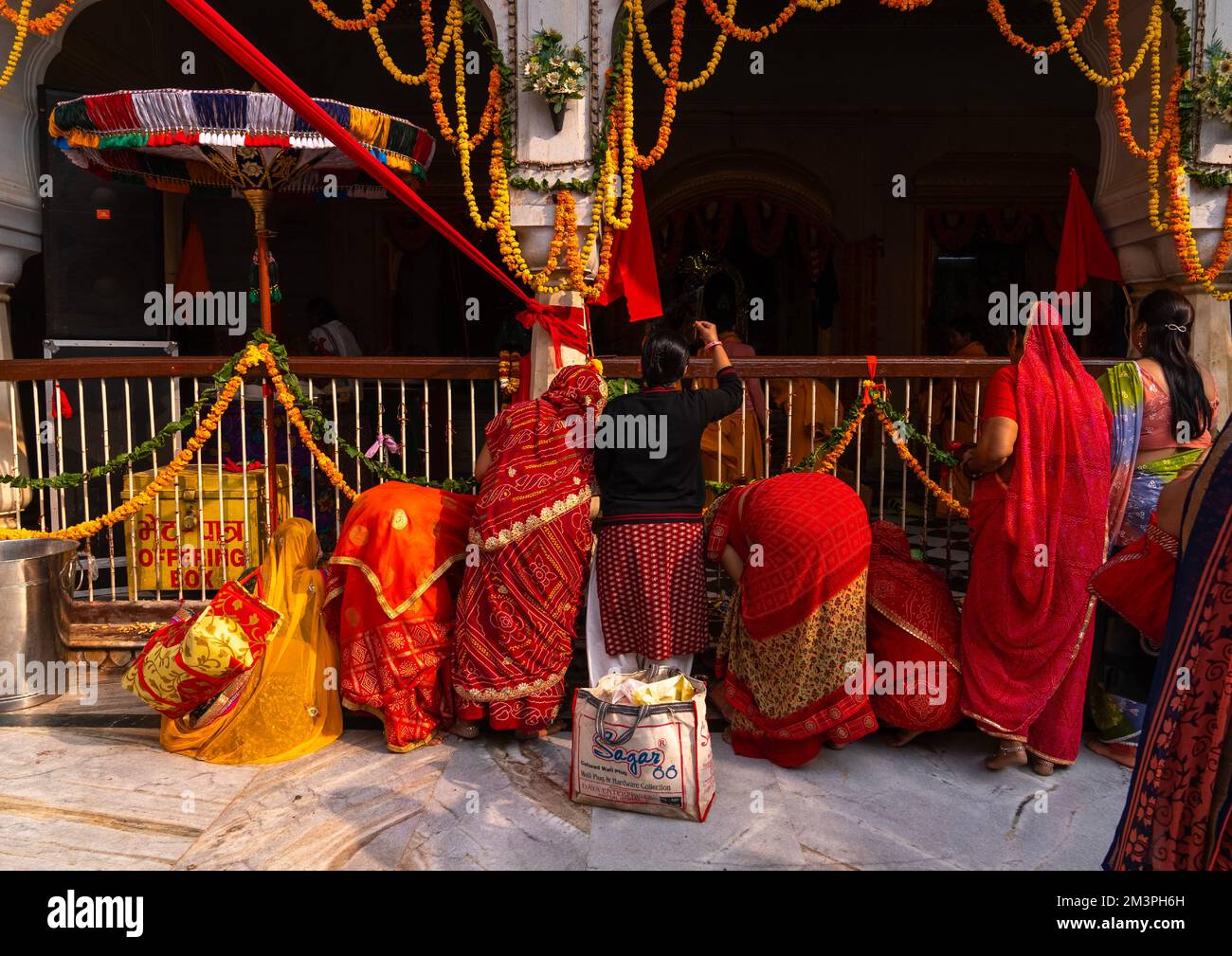 Rajasthani women praying in Galtaji temple, Rajasthan, Jaipur, India Stock Photo
