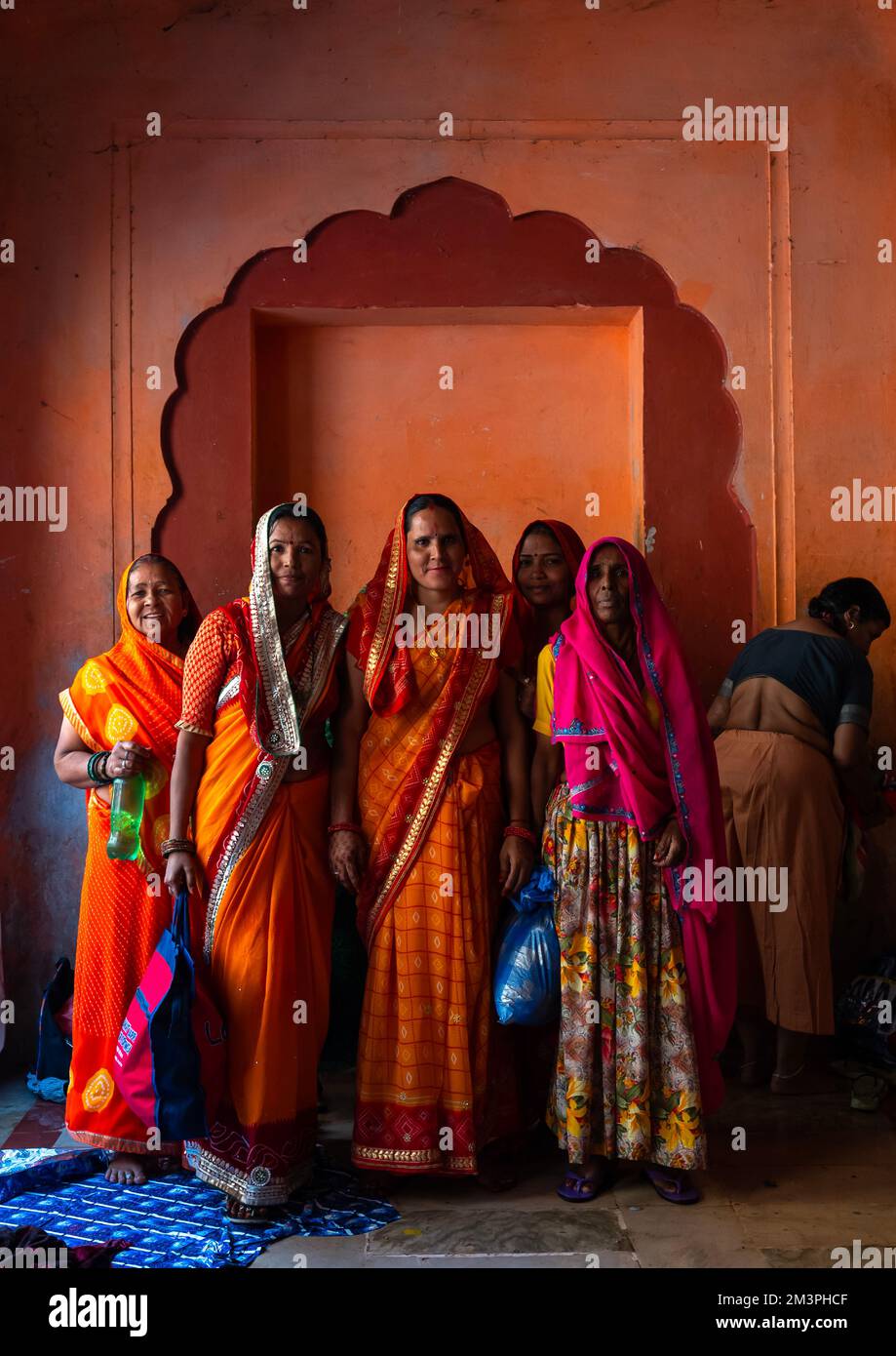 Rajasthani women in Galtaji temple, Rajasthan, Jaipur, India Stock Photo