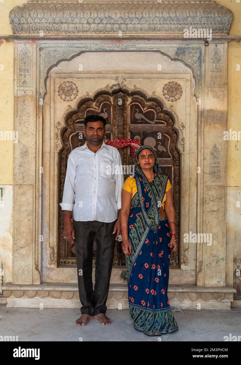 Portrait of a Rajasthani couple in Galtaji temple, Rajasthan, Jaipur, India Stock Photo