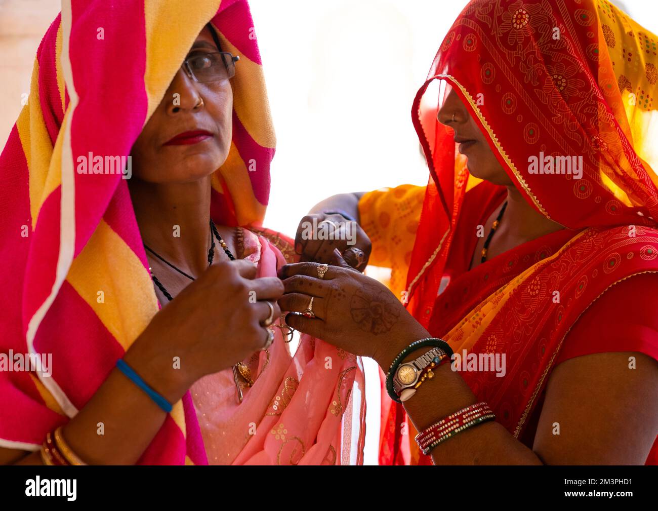 Rajasthani women in traditional clothing, Rajasthan, Jaipur, India Stock Photo