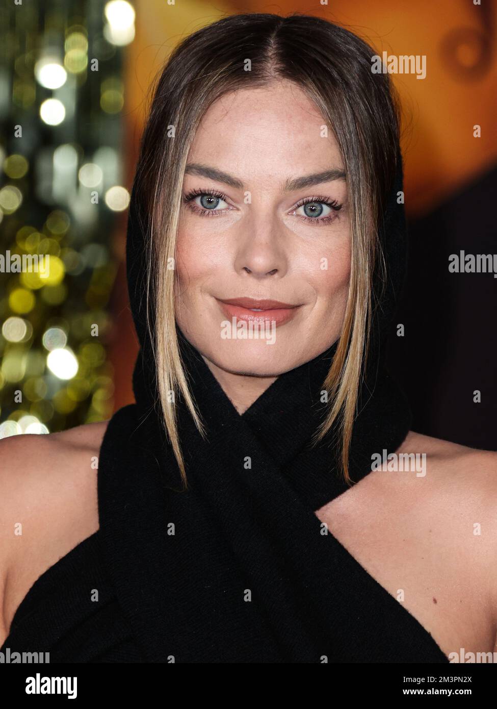 meget fint fad stamme LOS ANGELES, CALIFORNIA, USA - DECEMBER 15: Australian actress Margot  Robbie wearing an Alaia dress and Wolford tights arrives at the Global  Premiere Screening Of Paramount Pictures 'Babylon' held at the Academy