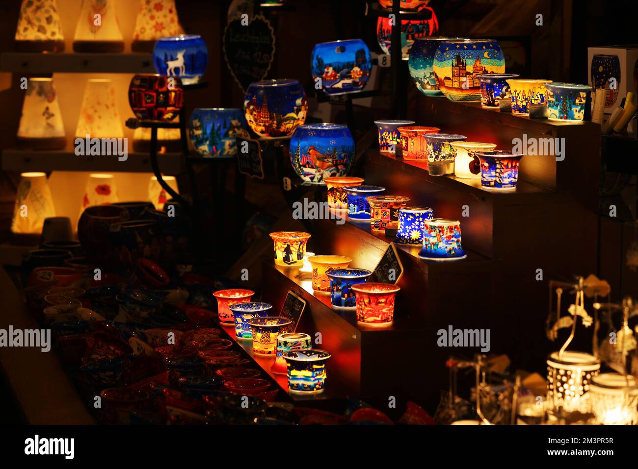 Teelichter, Glas, Nürnberg, Nürnberger Weihnachtsmarkt, Nürnberger Christkindlesmarkt, mit Engeln, Anhänger, Kugeln, Glühwein und vielen Grillsachen! Stock Photo