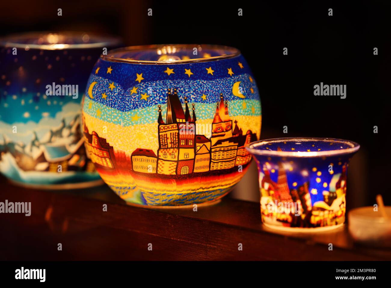 Teelichter, Glas, Nürnberg, Nürnberger Weihnachtsmarkt, Nürnberger Christkindlesmarkt, mit Engeln, Anhänger, Kugeln, Glühwein und vielen Grillsachen! Stock Photo