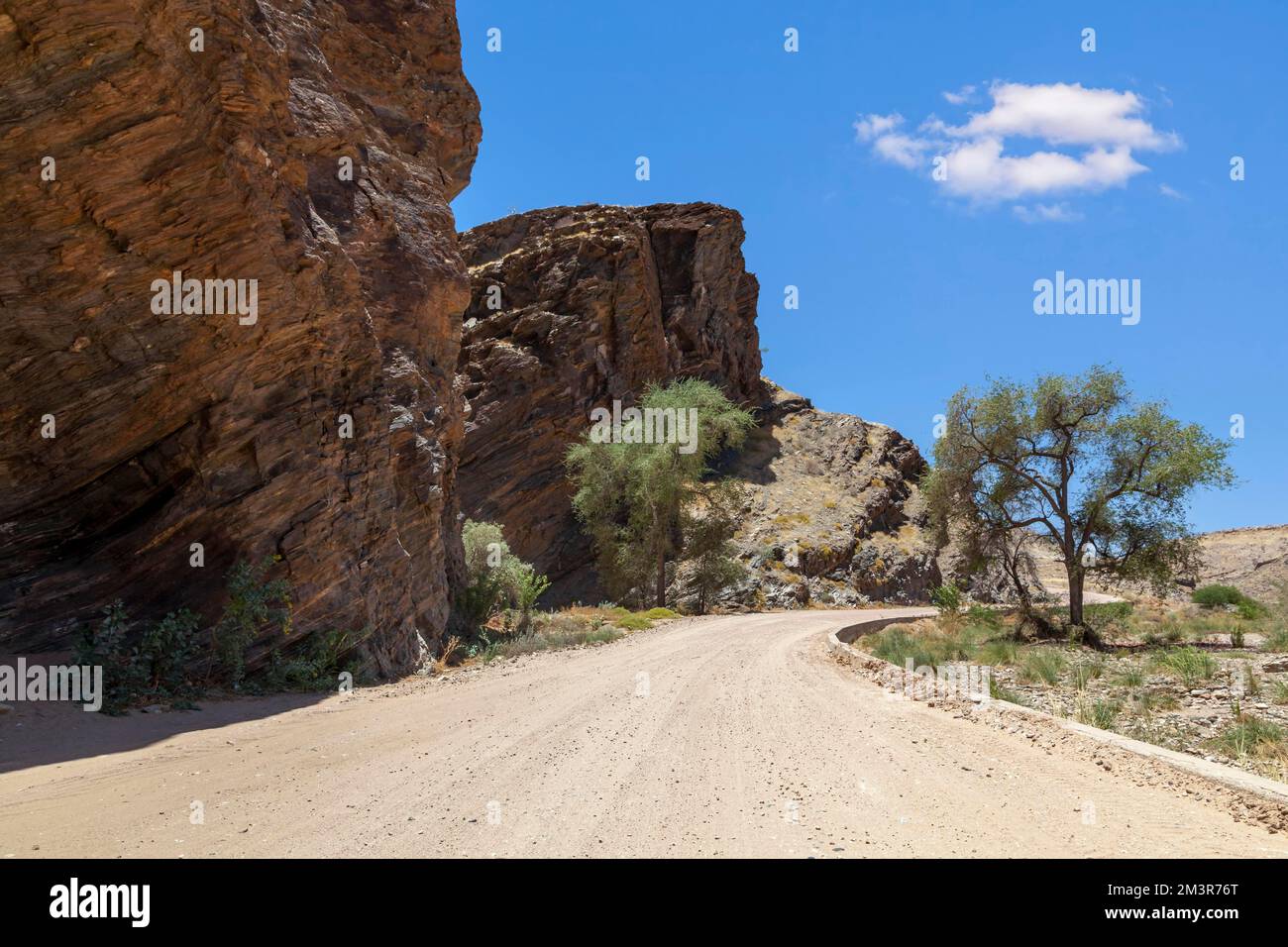 Road C14 and landscape at Kuiseb Pass, Namibia Stock Photo