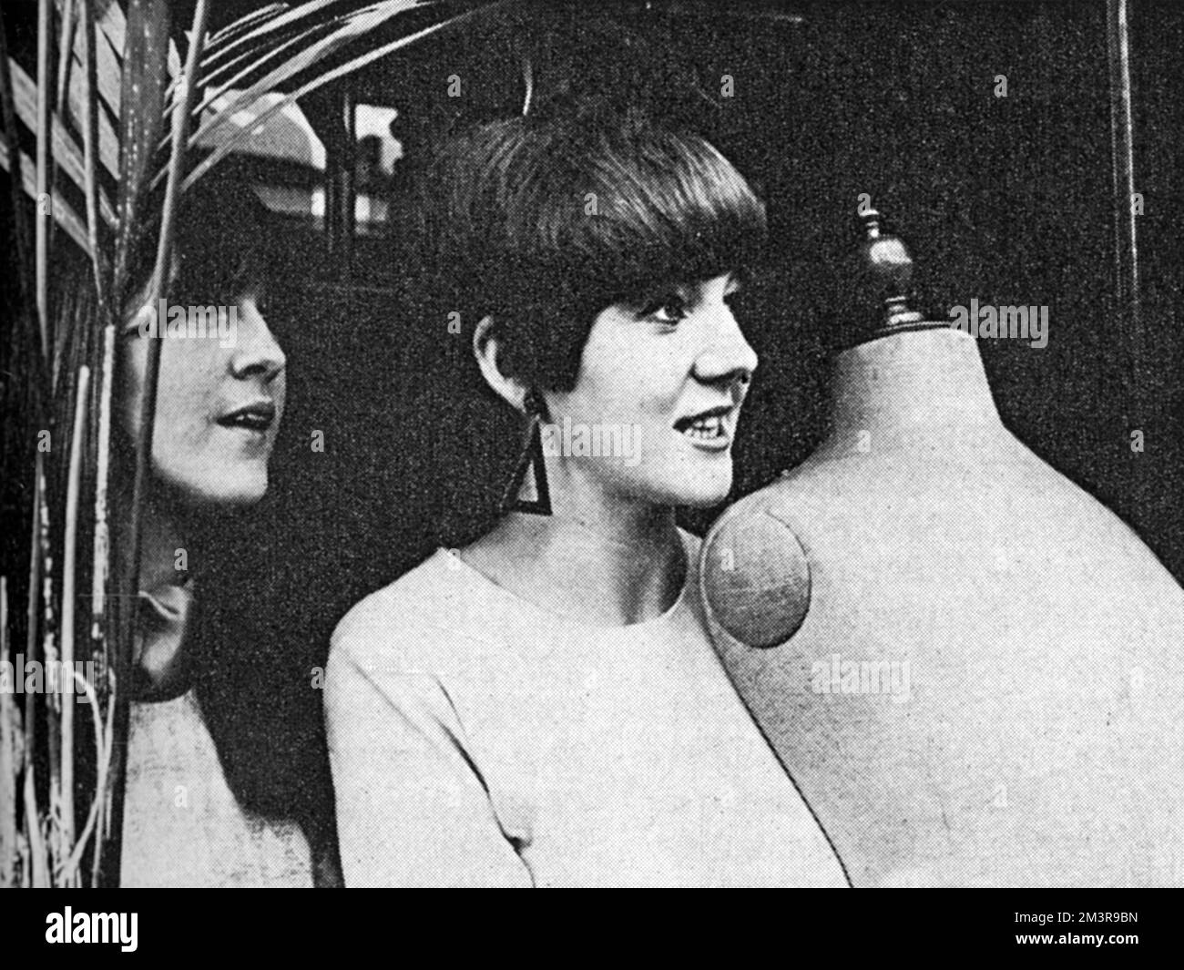 Ready, Steady Go presenter and style leader Cathy McGowan, together with singer Cilla Black help the cult fashion store Biba to move premises from Abingdon Road to Church Street in Kensington in 1966.  The move was orchestrated as a publicity stunt with around sixty models and well-known personalities being involved.       Date: 1966 Stock Photo
