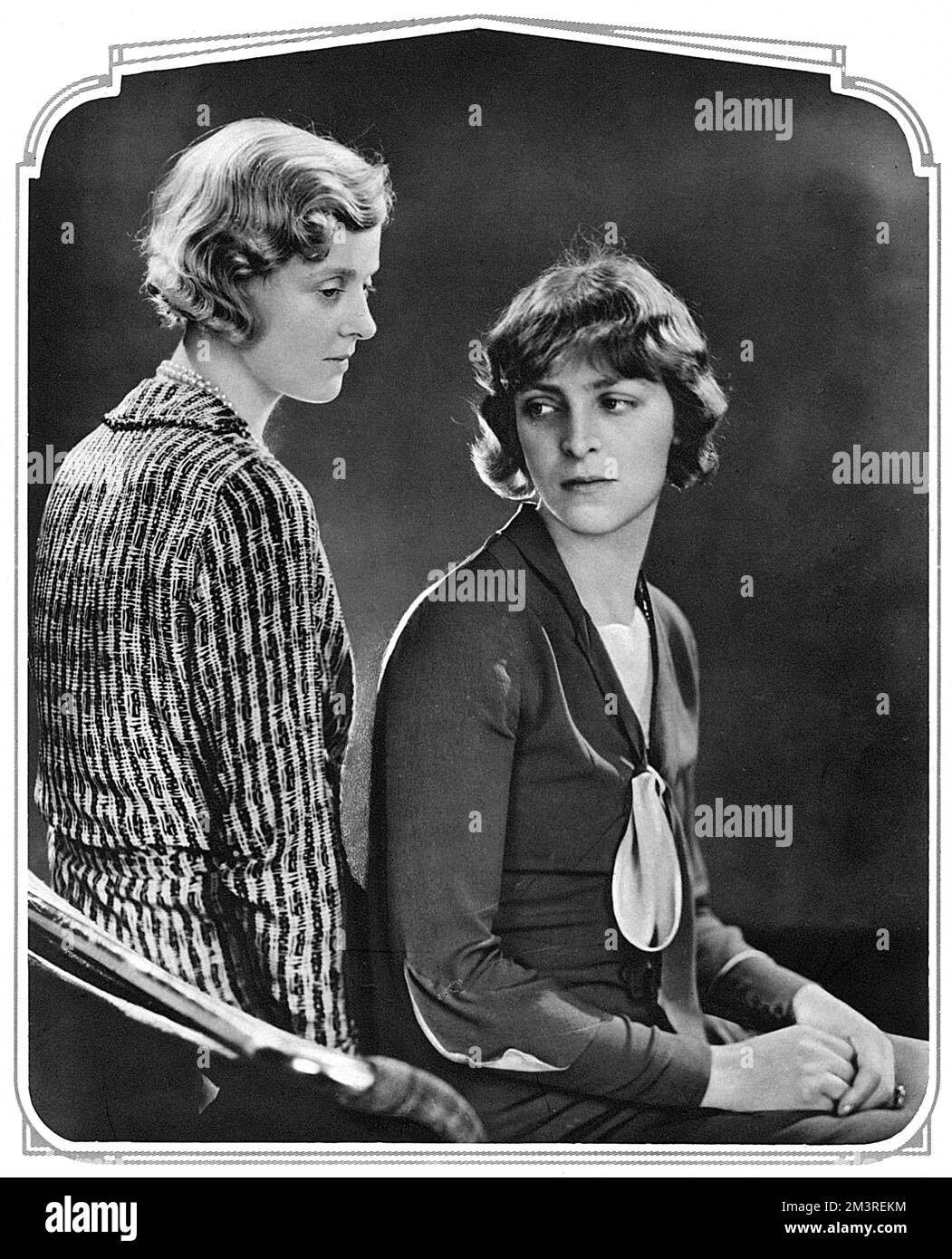 Mrs Arthur James, Zita Jungman seen on the right (1904-2006) and her younger sister, Teresa 'Baby' Jungman, later Mrs Cuthbertson (1908-2010), daughters of Dutch painter Nico Jungman and Beatrice Mackay, later Mrs Richard Guinness.  The sisters were pivotal members of the Bright Young People during the 1920s.      Date: 1933 Stock Photo
