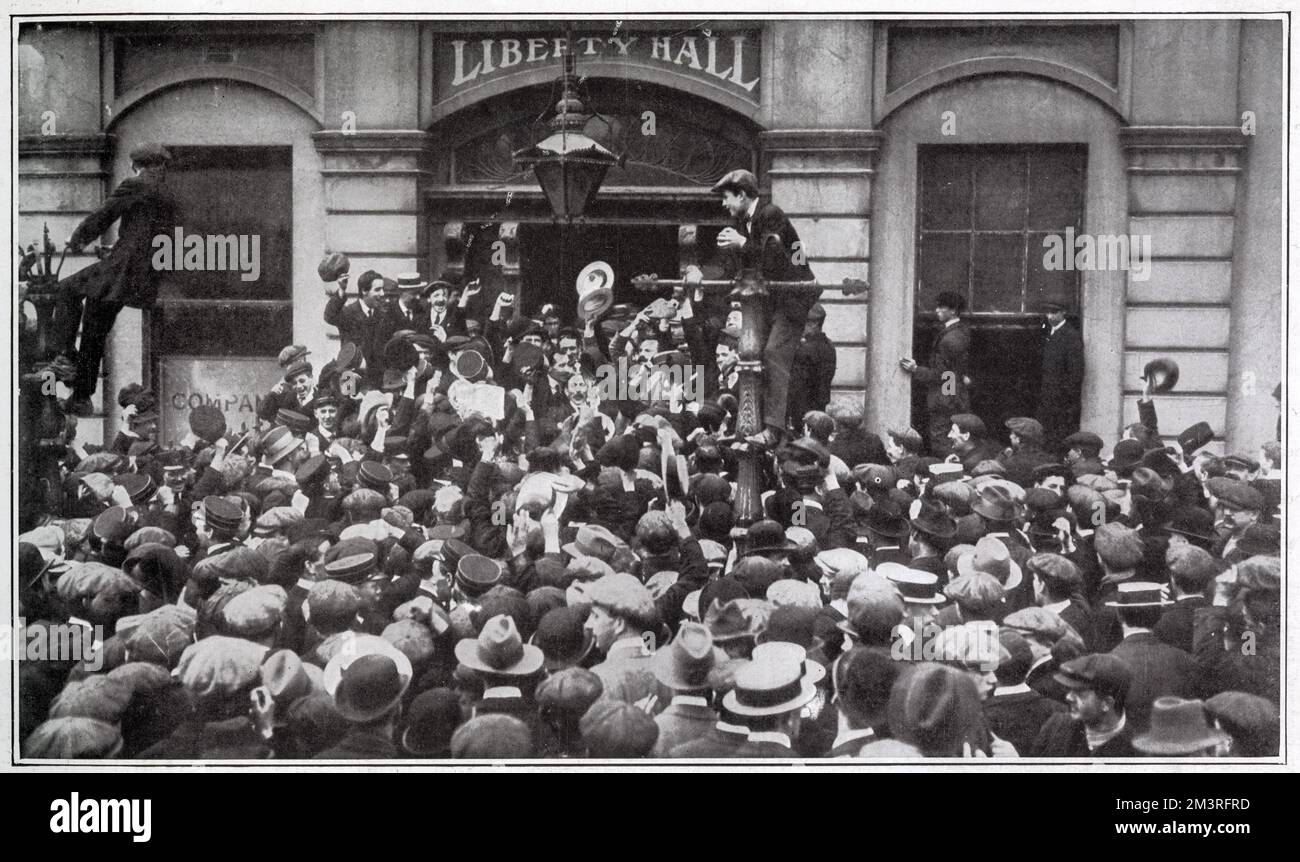 Tramwaymen strikers cheering outside Liberty Hall, Dublin, the headquarters of the Transport Workers Union, 1913. Stock Photo