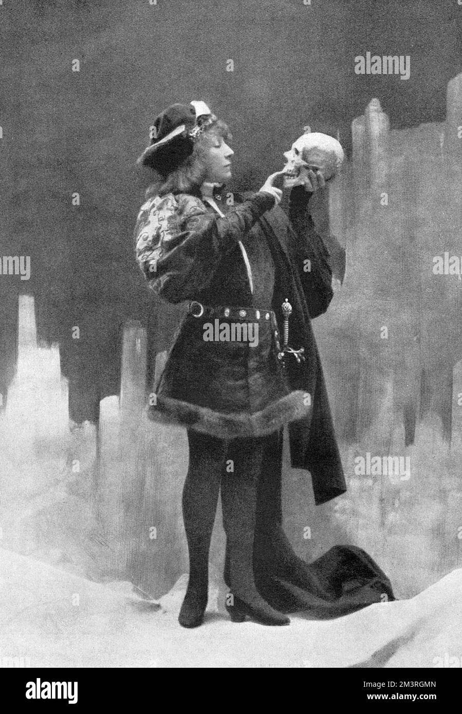 The actress Sarah Bernhardt (1844 - 1923) in the male role of Hamlet in Shakespeare's play of the same name.  1899 Stock Photo
