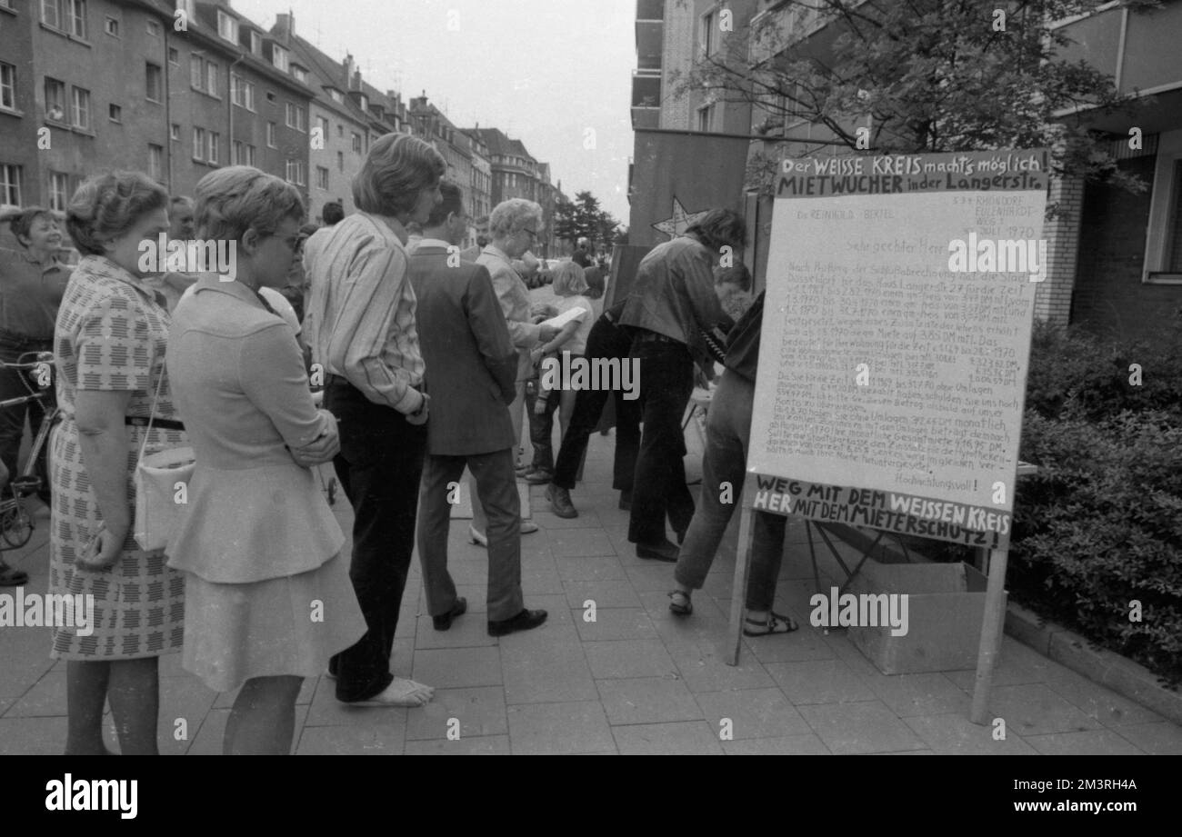 With street protests and the collection of signatures, a tenants' initiative in Duesseldorf, here on 2 October 1970, turned against rent Stock Photo