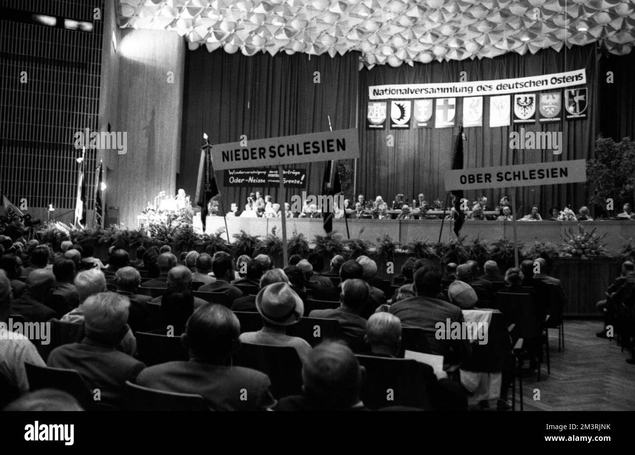 The Aktion Widerstand and the Gemeinschaft Ostdeutscher Grundeigentuemer (GOG), here at a congress on 28 February 1971 in the Beethovenhalle in Bonn Stock Photo