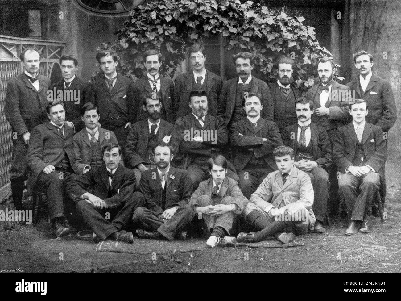 The warden (Mr Dennis Hird M. A.) and students of Ruskin Hall, shortly after it had opened in 1899.  Ruskin College, originally known as Ruskin Hall, Oxford, is an independent educational institution in Oxford, England. It is named after the essayist and social critic John Ruskin (18191900) and specialises in providing educational opportunities for adults with few or no qualifications.     Date: 1899 Stock Photo