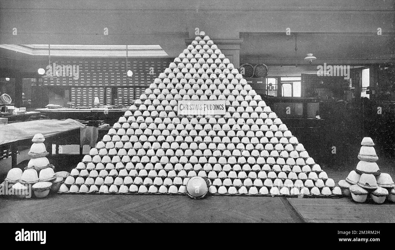 An impressive pyramid display of Christmas puddings at Buszard's in Oxford Street.  Buszard's was a bride cake manufacturer, confectioner and tea room based at 197-199 Oxford Street.       Date: 1903 Stock Photo