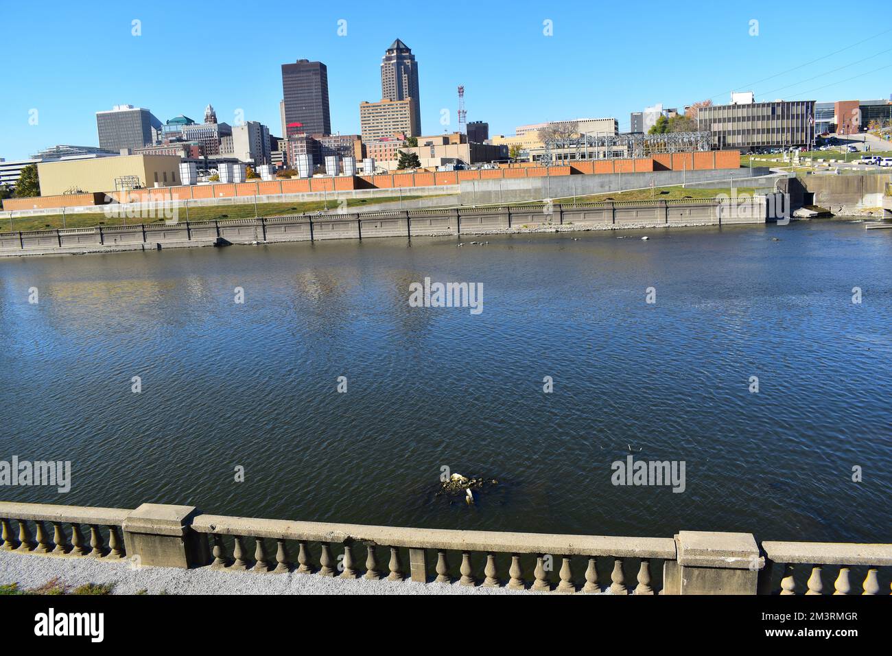 Iowa Women of Achievement Bridge and Des Moines Skyline Stock Photo Alamy