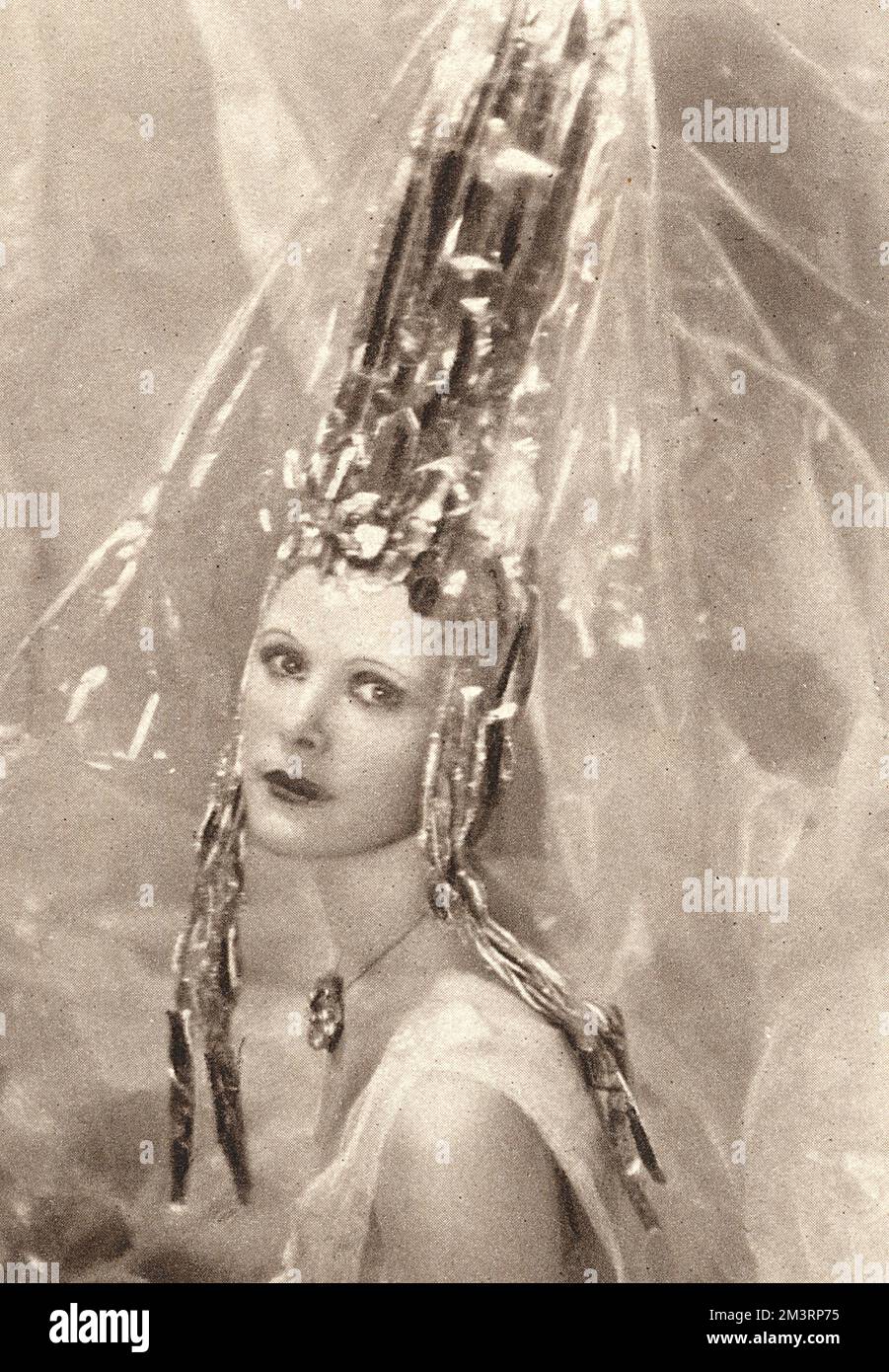 Black and white photograph of Mrs Ronald Armstrong-Jones dressed as 'Ice and Snow' for the Ball of the Midnight Sun organised by Mrs Robin d'Erlanger at the Park Lane Hotel, London on 22nd November 1928.      Date: 21st November 1928 Stock Photo