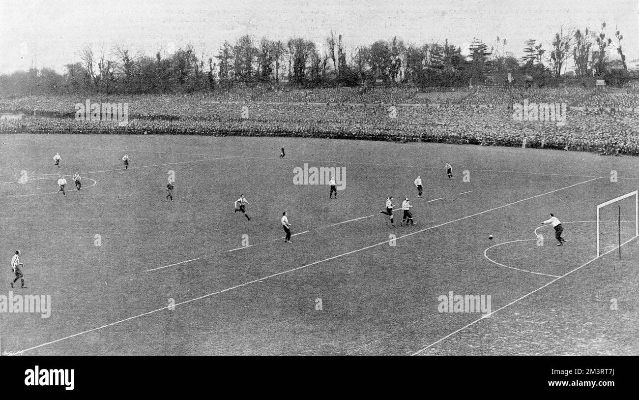 The drawn match for the FA Cup at the Crystal Palace, 1902. William Foulke saving for Sheffield United against Southampton. The match finished 1-1.     Date: 1902 Stock Photo