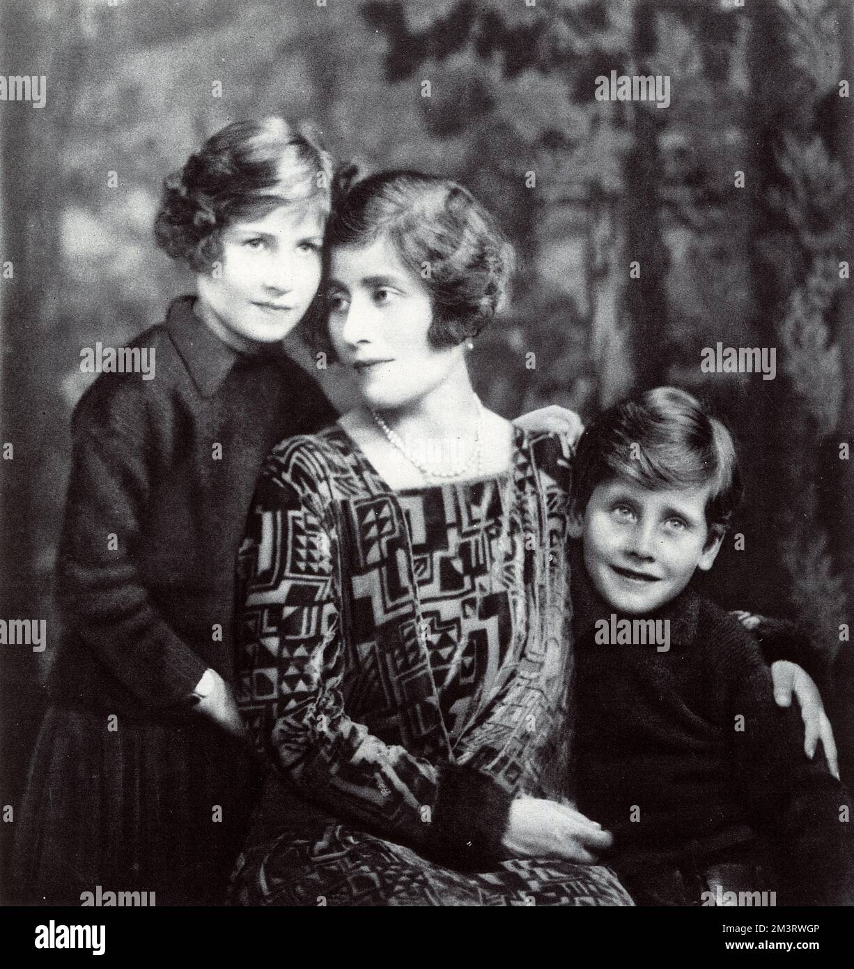 Lady Rosemary Leveson-Gower, the sister of H.R.H. The Duchess of York, with her two children, Granville and Mary. She was the second daughter of the Earl and Countess of Strathmore and the wife of Captain the Hon. William Spencer Leveson-Gower.     Date: 1927 Stock Photo