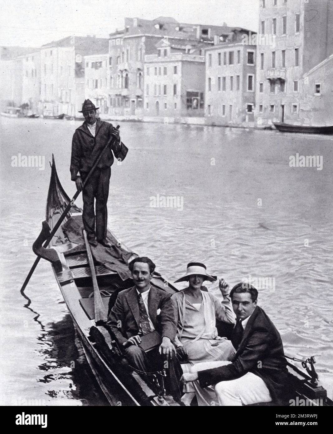 Oswald Mosley and his first wife, the former Lady Cynthia Curzon, in a gondola on the Grand Canal in Venice, accompanied by Mr E. V. Strachey.       Date: 1925 Stock Photo