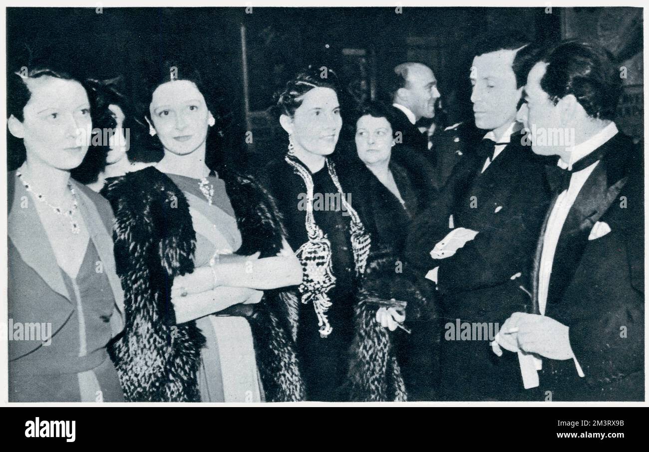 Lady Caroline Paget, Lady Elizabeth Paget, Lady Alexandra Haig, Mr Michael Lubbock, and a friend talk over the film at the premiere of the new Fred Astaire-Ginger Rogers film Carefree, taking place at the New Gallery Cinema on Regent Street, London, 1938.     Date: 1938 Stock Photo