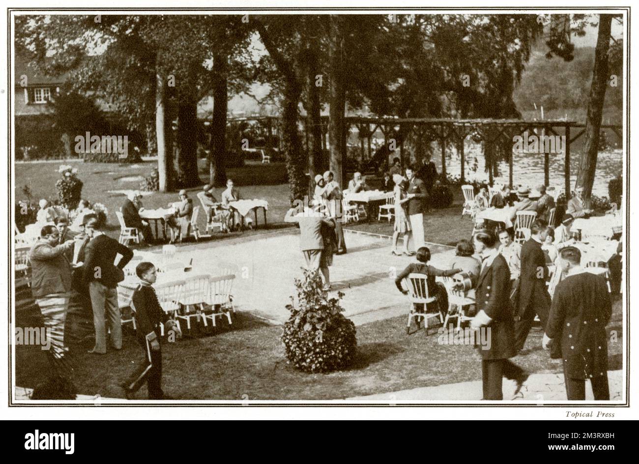 View of the glass dance floor in the grounds of the Hungaria Restaurant Club at Maidenhead, formerly Murray's River Club.  The venue also boasted an excellent ballroom, American bar, a verandah where one could dine, a miniature golf course and croquet lawns.  Divine!     Date: 1929 Stock Photo