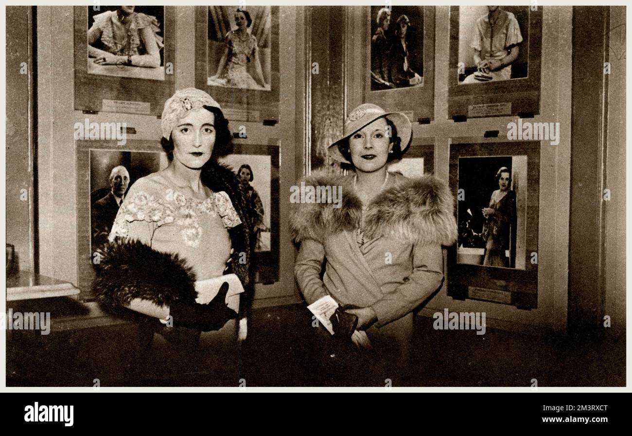 Mary Cunningham-Reid & Barbara Cartland at Peter North exhib Stock Photo