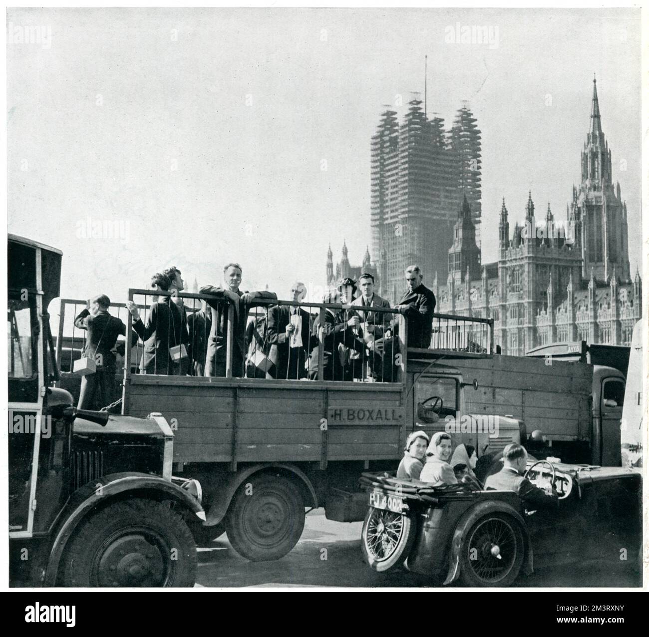 Londoners travelling to work amid wartime delays 1939 Stock Photo