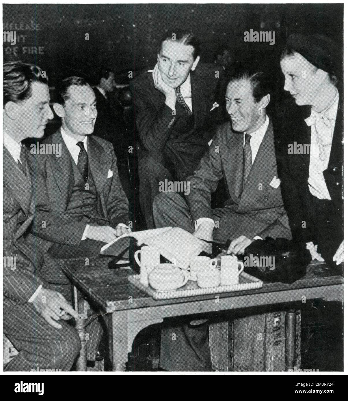 Actors revising the script of &quot;Design for Living&quot; by Noel Coward before the show's opening at the Grand Theatre, Blackpool. Left to right; Anton Walbrook, Alan Wells, Harold French, Rex Harrison and Diana Wynyard.      Date: 1939 Stock Photo