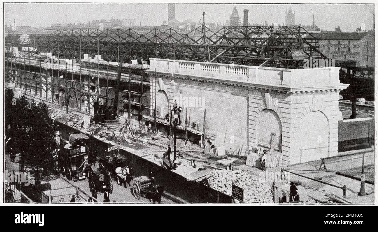 Building the new Victoria station - the view from Buckingham Palace Road. Extending Victoria station in 1905, and increasing the size from five to thirteen, with new platforms able to accommodate three trains at once.      Date: 1905 Stock Photo