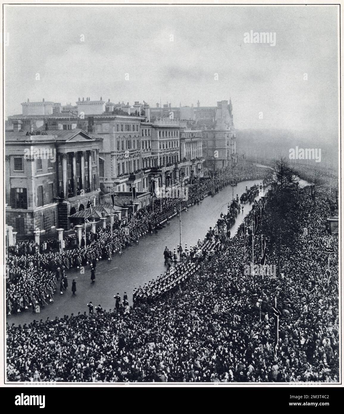 Where Princess Elizabeth and Princess Margaret viewed the funeral procession of King George V as it travelled up Piccadilly towards Hyde Park Corner. View from the balcony of 145, Piccadilly, childhood home of Queen Elizabeth II. Princess Margaret could be seen watching on the balcony of the house as the procession passed by while Princess Elizabeth watched from a window. They then travelled by car to Windsor with Queen Mary and their mother, the Duchess of York. Stock Photo