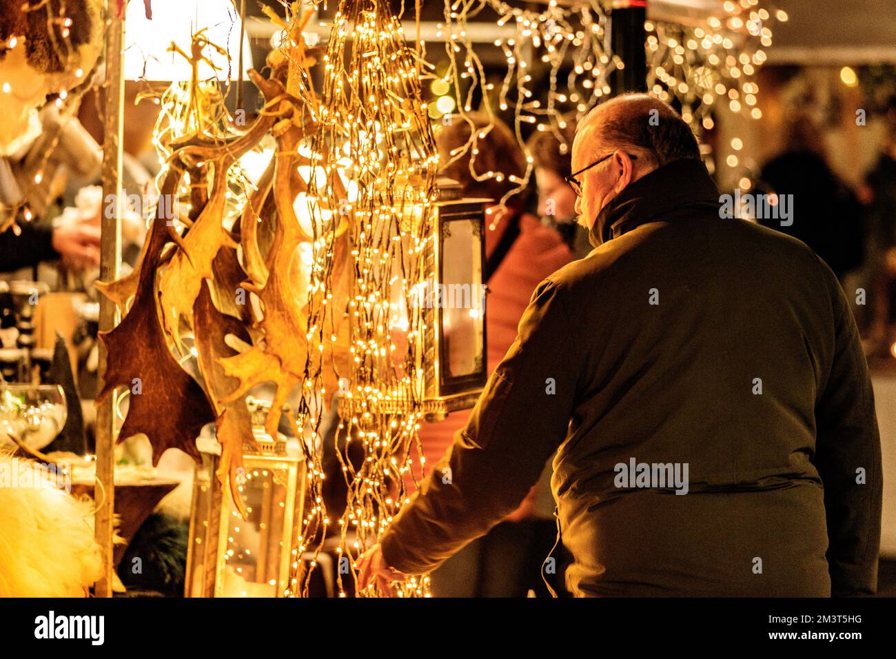 HEUSDEN Visitors at a Christmas market. After Germany, more and more