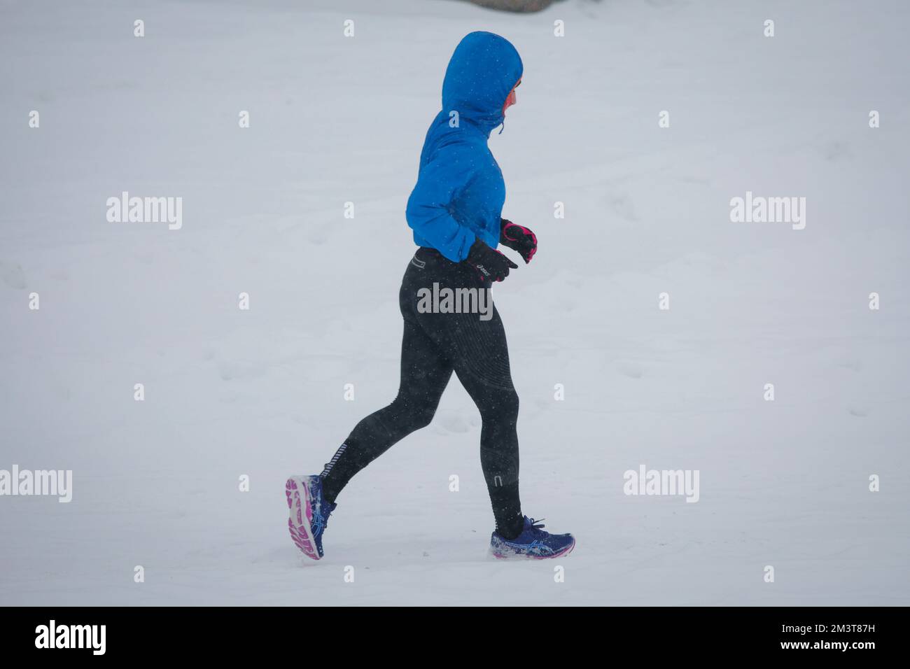 Warsaw, Poland. 16th Dec, 2022. A woman is seen jogging in the snow in Warsaw, Poland on 16 December, 2022. Poland sees heavy snowfall for the sixth consequetive day with nightly temperatures in some ares of the country falling to nearly minus 20 degrees Centigrade. (Photo by Jaap Arriens/Sipa USA) Credit: Sipa USA/Alamy Live News Stock Photo