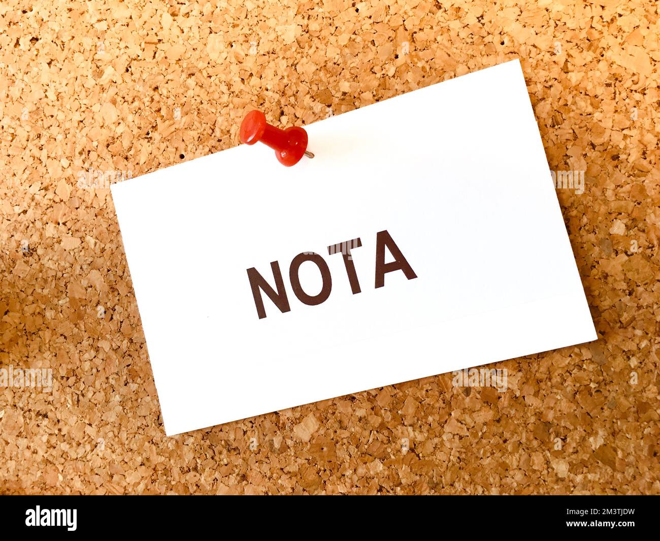 Blank note white on a cork board with text note in spanish Stock Photo