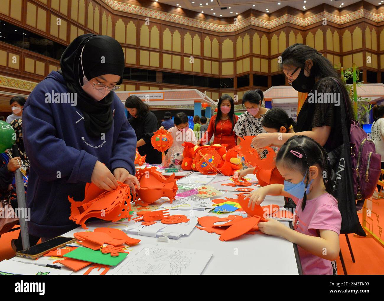 Bandar Seri Begawan, Brunei. 16th Dec, 2022. People make paper lanterns