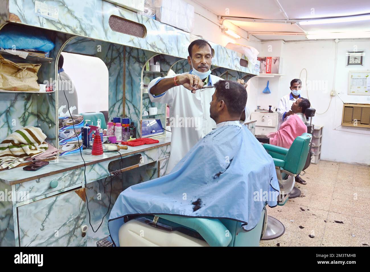 Doha, Katar. 15th Dec, 2022. View of a hairdressing salon, hairdresser, hairdresser, migrant workers cutting their hair, hairdresser, football world cup 2022 in Qatar from . ? Credit: dpa/Alamy Live News Stock Photo - Alamy Doha, Katar. 15th Dec, 2022. View of a hairdressing salon, hairdresser, hairdresser, migrant workers cutting their hair, hairdresser, football world cup 2022 in Qatar from . ? Credit: dpa/Alamy Live News Stock Photo - Alamy
